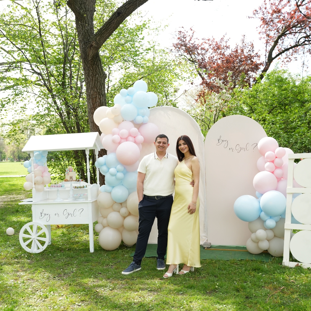 SweetCarts Budapest elegáns desszertkocsijai különféle rendezvényeken: stílusos SweetCart desszertkocsi pasztell színű dekorációval és édességekkel, tematikus dekoráció lufikkal és kiegészítőkkel babaváró, születésnapi vagy esküvői eseményeken, óriás labdamedence gyerekek számára biztonságos és vidám környezetben, valamint céges promóciós kocsik logóval és arculati elemekkel marketing eseményeken vagy rendezvényeken Budapesten.