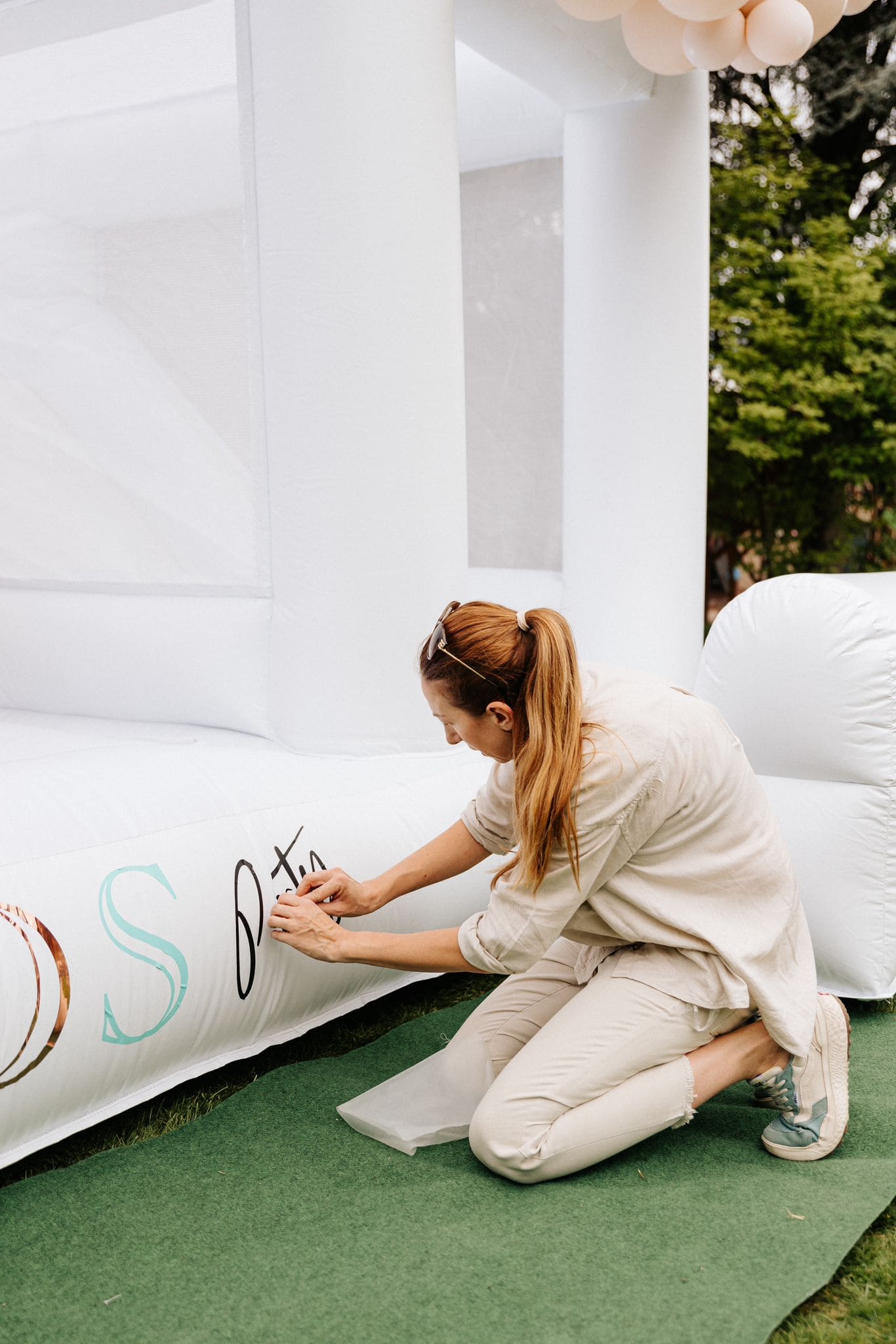 SweetCarts Budapest elegáns desszertkocsijai különféle rendezvényeken: stílusos SweetCart desszertkocsi pasztell színű dekorációval és édességekkel, tematikus dekoráció lufikkal és kiegészítőkkel babaváró, születésnapi vagy esküvői eseményeken, óriás labdamedence gyerekek számára biztonságos és vidám környezetben, valamint céges promóciós kocsik logóval és arculati elemekkel marketing eseményeken vagy rendezvényeken Budapesten.
