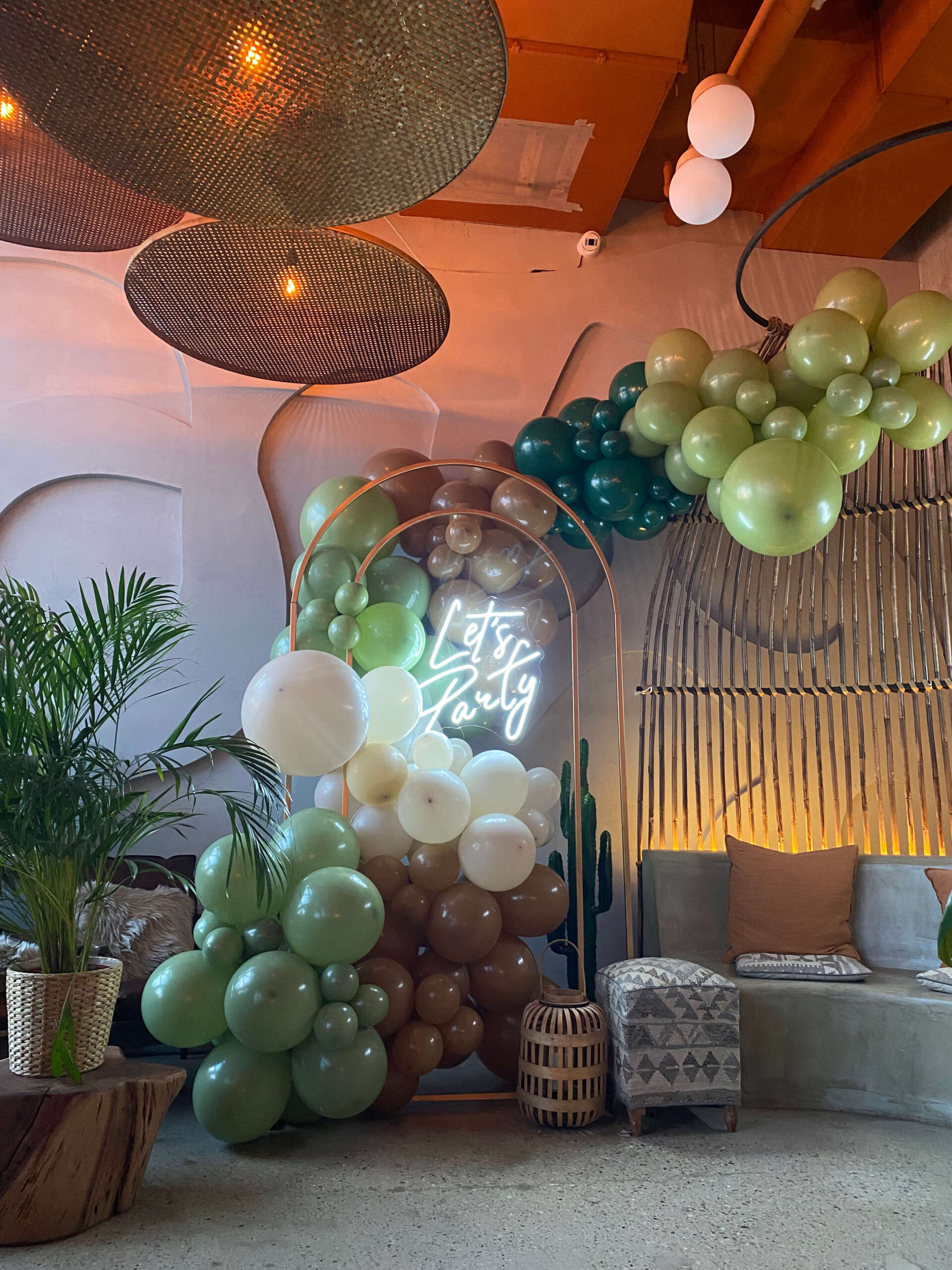 SweetCarts Budapest elegáns desszertkocsijai különféle rendezvényeken: stílusos SweetCart desszertkocsi pasztell színű dekorációval és édességekkel, tematikus dekoráció lufikkal és kiegészítőkkel babaváró, születésnapi vagy esküvői eseményeken, óriás labdamedence gyerekek számára biztonságos és vidám környezetben, valamint céges promóciós kocsik logóval és arculati elemekkel marketing eseményeken vagy rendezvényeken Budapesten.