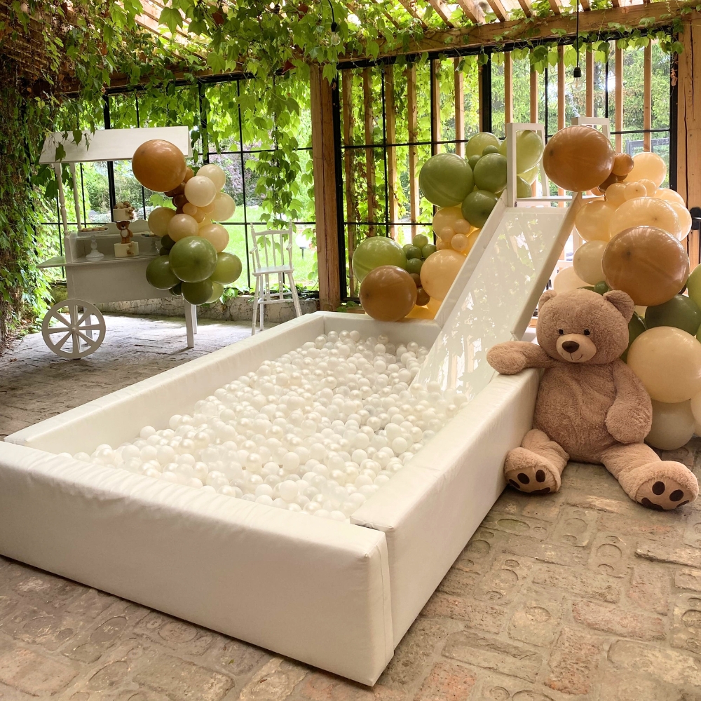 SweetCarts Budapest elegáns desszertkocsijai különféle rendezvényeken: stílusos SweetCart desszertkocsi pasztell színű dekorációval és édességekkel, tematikus dekoráció lufikkal és kiegészítőkkel babaváró, születésnapi vagy esküvői eseményeken, óriás labdamedence gyerekek számára biztonságos és vidám környezetben, valamint céges promóciós kocsik logóval és arculati elemekkel marketing eseményeken vagy rendezvényeken Budapesten.