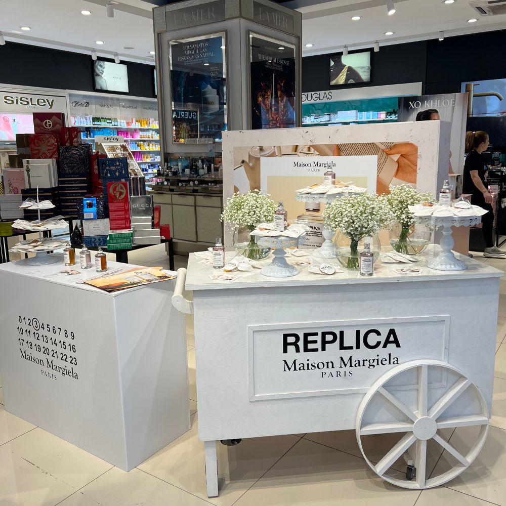 SweetCarts Budapest elegáns desszertkocsijai különféle rendezvényeken: stílusos SweetCart desszertkocsi pasztell színű dekorációval és édességekkel, tematikus dekoráció lufikkal és kiegészítőkkel babaváró, születésnapi vagy esküvői eseményeken, óriás labdamedence gyerekek számára biztonságos és vidám környezetben, valamint céges promóciós kocsik logóval és arculati elemekkel marketing eseményeken vagy rendezvényeken Budapesten.